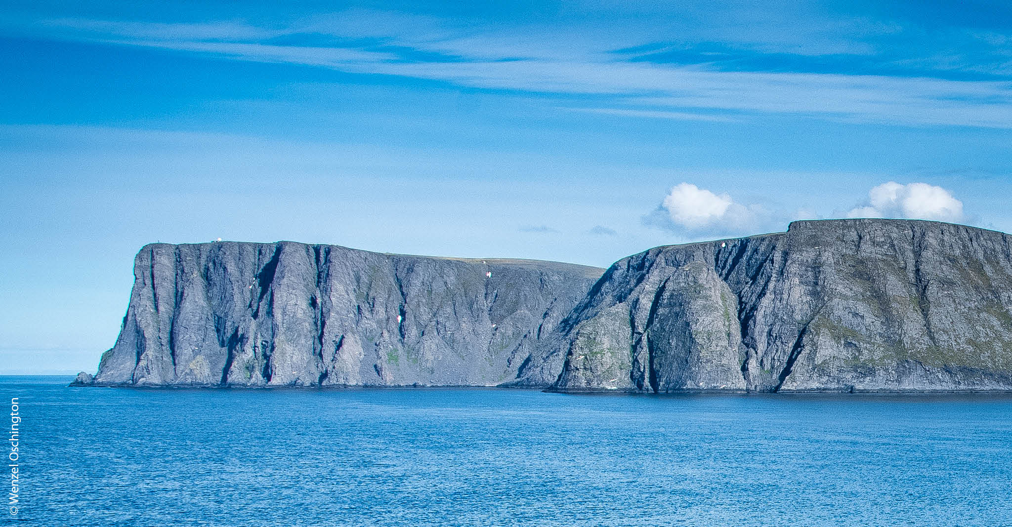 Fjord-Formationen in Norwegen hinter einem blauen Meer